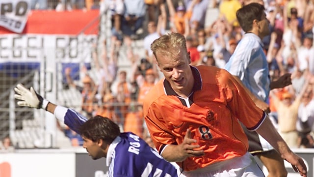 Bergkamp merayakan gol di laga vs Argentina. (Foto: DANIEL GARCIA / AFP)