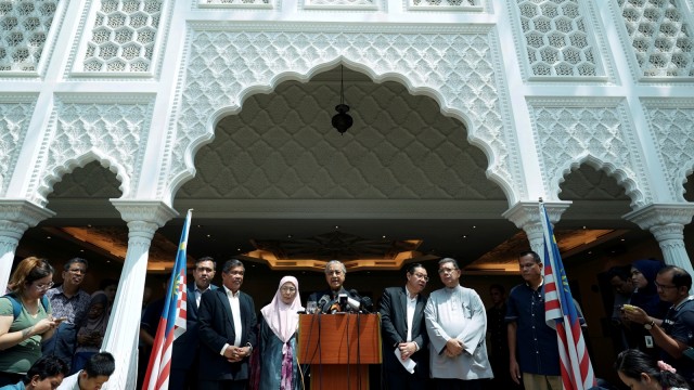 Hari pertama Mahathir Mohamad kerja. (Foto: REUTERS/Athit Perawongmetha)