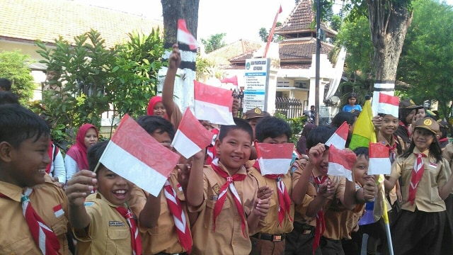 Ribuan Anak Sekolah, Sambut Kedatangan Presiden Jokowi dengan Bendera Merah Putih