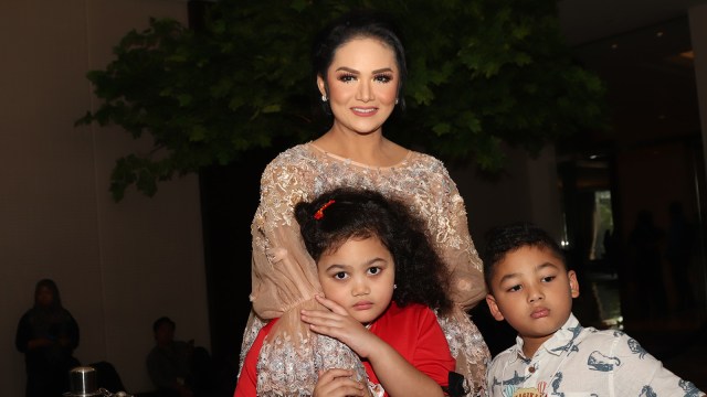 Krisdayanti bersama Amora dan Kelen Lemos Foto: Munady