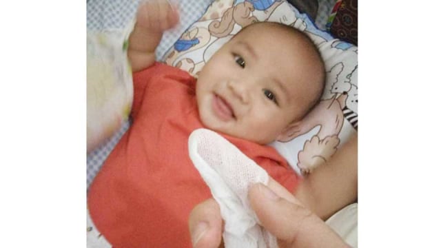 Cara Membersihkan Lidah Bayi (2)