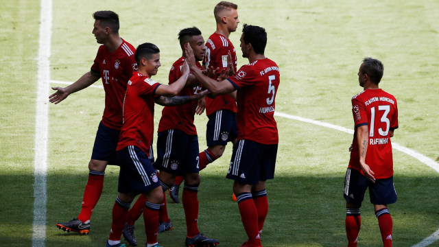 Para pemain Bayern merayakan gol. (Foto: REUTERS/Michaela Rehle)