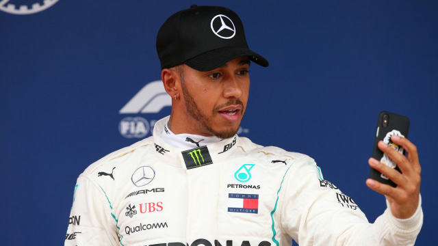 Hamilton usai meraih pole di GP Spanyol. (Foto: Albert Gea/Reuters)
