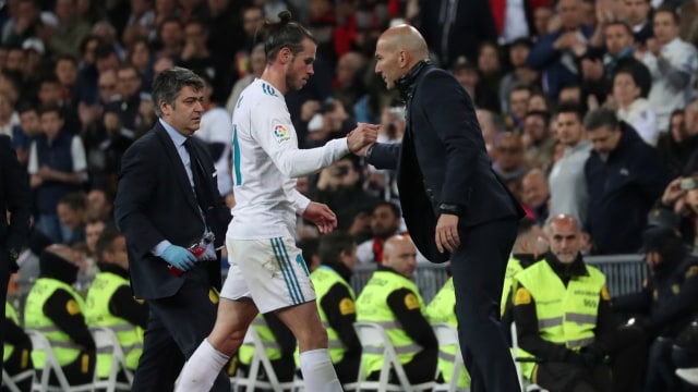 Gareth Bale dan Zinedine Zidane. Foto:  REUTERS/Susana Vera