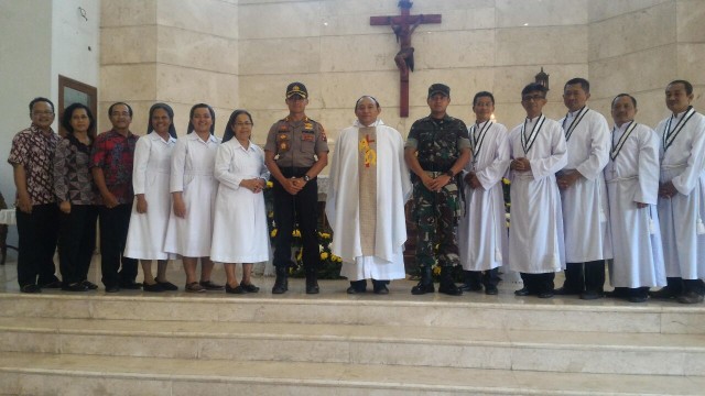 Dandim 0815 Bersama Kapolres Mojokerto Kota Pantau Langsung Pengamanan Gereja   (1)
