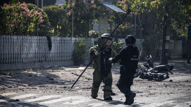 Pemeriksaan ledakan bom di Surabaya. (Foto: AFP/JUNI KRISWANTO )