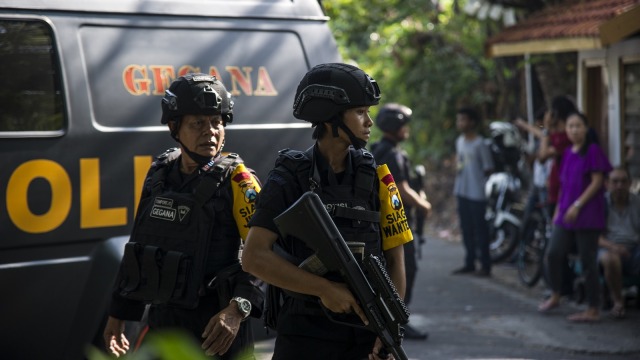 Pemeriksaan ledakan bom di Surabaya. (Foto: AFP/JUNI KRISWANTO )