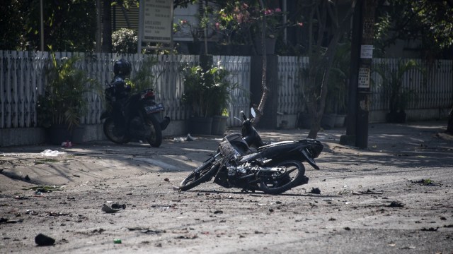 Ledakan bom di Surabaya. (Foto: AFP/JUNI KRISWANTO )