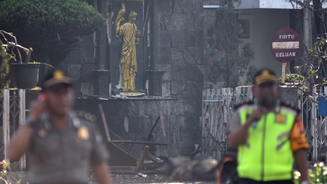 Pemeriksaan ledakan bom di Surabaya. (Foto: ANTARA FOTO/M Risyal Hidayat)