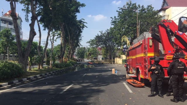 Pengamanan ledakan bom di Surabaya. (Foto: Phaksy Sukowati/kumparan)
