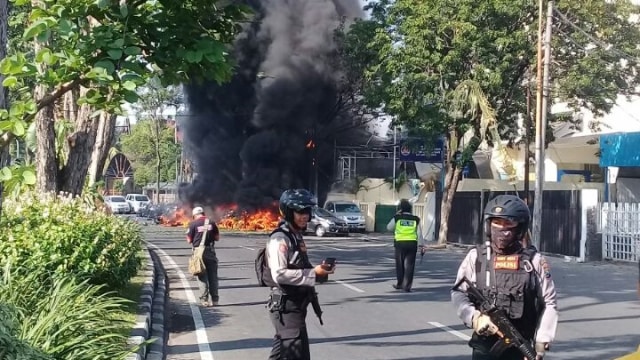 Pengamanan ledakan bom di Surabaya. (Foto: Phaksy Sukowati/kumparan)