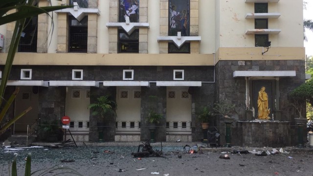 Pengamanan ledakan bom di Surabaya. (Foto: AP Photo/Trisnadi)