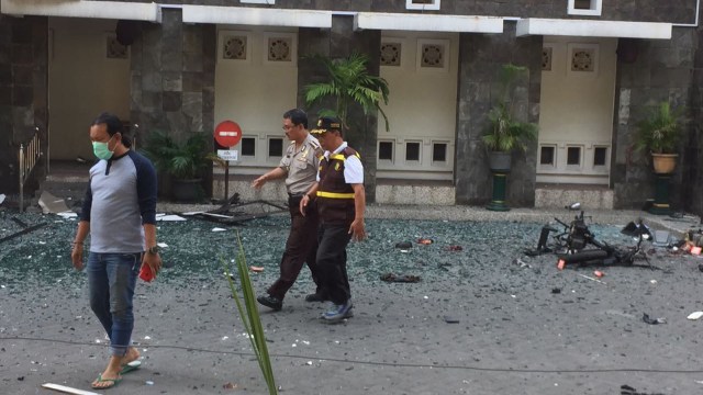 Pengamanan ledakan bom di Surabaya. (Foto: AP Photo/Trisnadi)
