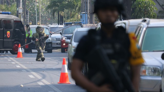Pengamanan ledakan bom di Surabaya (Foto: Antara/Didik Suhartono)