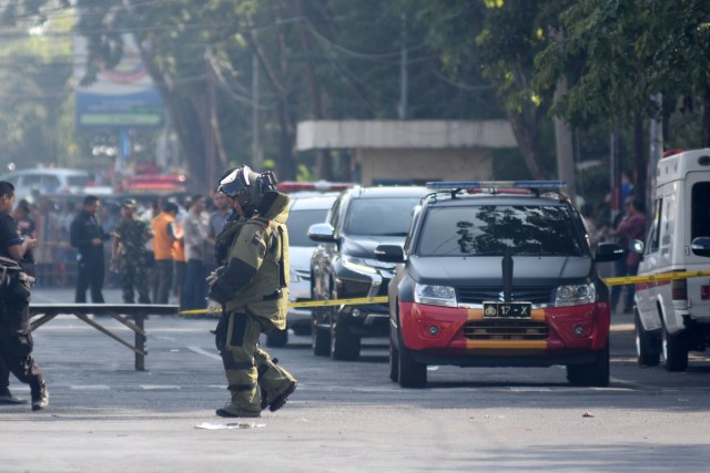 Pengamanan ledakan bom di Surabaya. (Foto: Antara/M Risyal Hidayat)