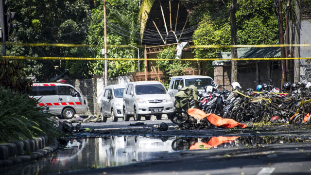 Pengamanan ledakan bom di Surabaya. (Foto: AFP/JUNI KRISWANTO)