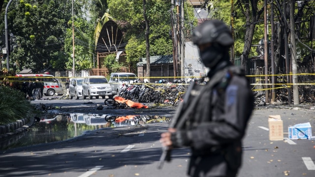 Pengamanan ledakan bom di Surabaya. (Foto: AFP/JUNI KRISWANTO)