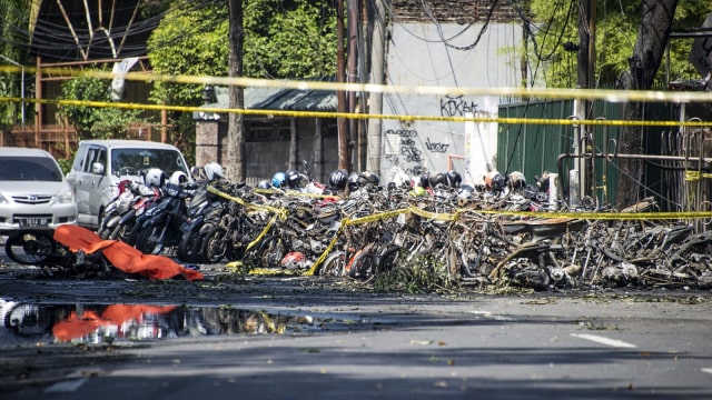 Pengamanan ledakan bom di Surabaya. (Foto: AFP/JUNI KRISWANTO)