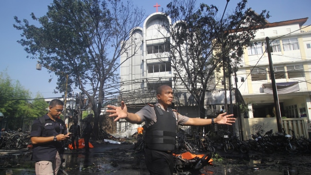 Pengamanan lokasi ledakan bom di Surabaya. (Foto: ANTARA FOTO/Moch Asim)