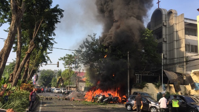 Ledakan bom di Gereja Surabaya (Foto: Antara/HO/HUMAS PEMKOT)