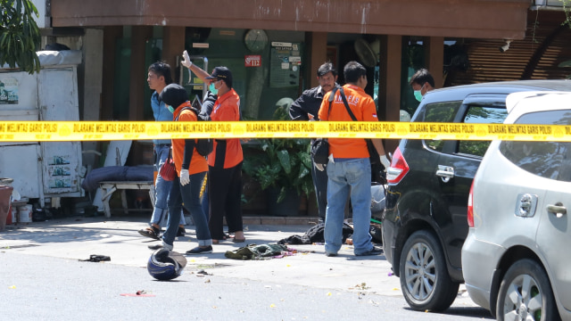 Olah TKP ledakan bom di Surabaya (Foto: Antara/Didik Suhartono)