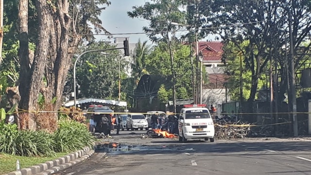 Inafis olah TKP di lokasi bom di Surabaya (Foto: Phaksy Sukowati/kumparan)