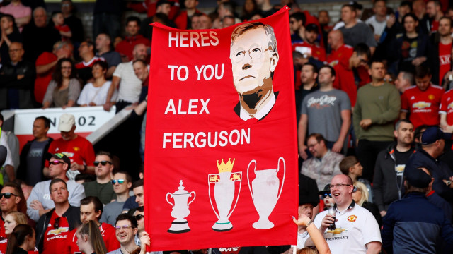 Banner untuk Sir Alex Ferguson. Foto: Reuters / Jason Cairnduff