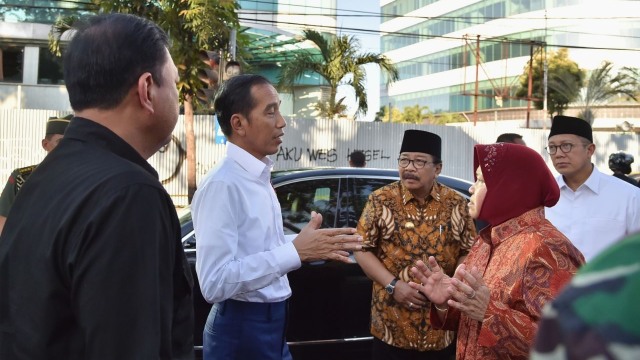 Jokowi, Risma, Soekarwo, Lukman di TKP ledakan bom (Foto: Dok. Biro Pers Setpres)