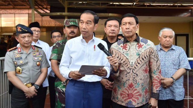 Jokowi di lokasi ledakan bom Surabaya. (Foto: Dok. Biro Pers Setpres)