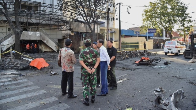 Jokowi tinjau lokasi ledakan bom di Surabaya. (Foto: Dok. Biro Pers Setpres)