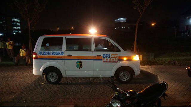 Mobil ambulans keluar dari Rusunawa Wonocolo. (Foto: Jamal Ramadhan/kumparan)