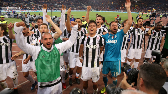 Juventus merayakan scudetto di Olimpico. (Foto: REUTERS/Alessandro Bianchi)