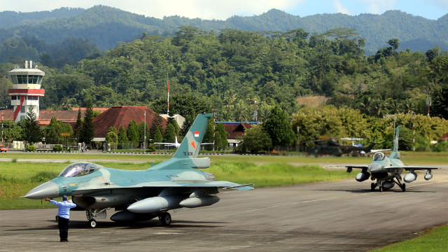 Pesawat temput F-16 di Pangkalan TNI AU Pattimura. (Foto: ANTARAFOTO/izaac mulyawan)