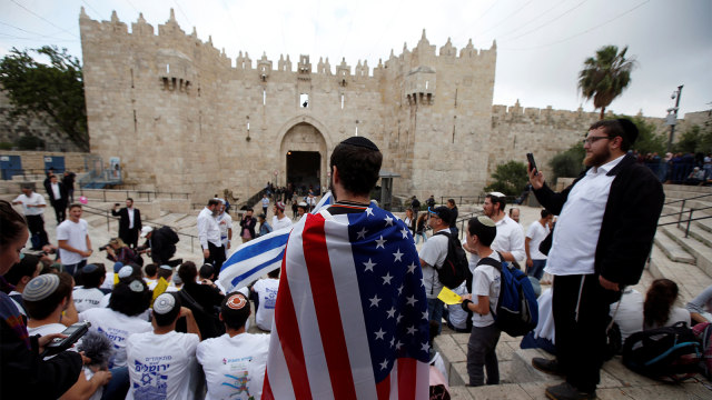 Warga Israel rayakan pembukaan kedubes AS. (Foto: REUTERS/Ammar Awad)