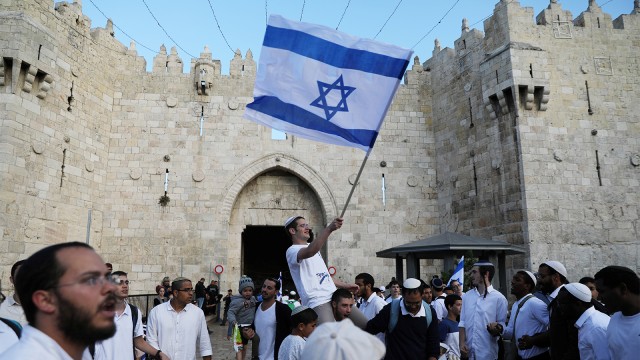 Warga Israel rayakan pembukaan kedubes AS. Foto: REUTERS/Ammar Awad
