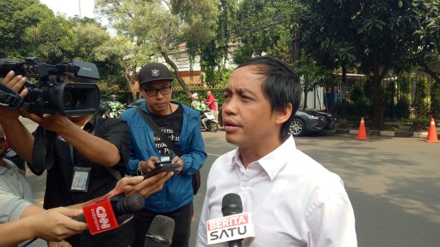 Sekjen PSI Raja Juli di Kediaman Wiranto (Foto: Rian/ kumparan)
