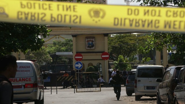 Suasana di kawasan Polrestabes Surabaya. (Foto: Jamal Ramadhan/kumparan)