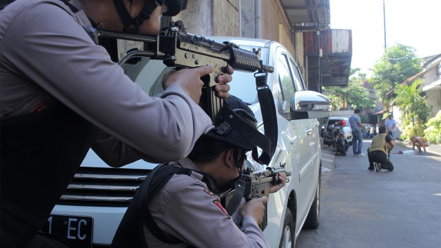 Polisi periksa warga usai terjadi bom di Surabaya. (Foto: ANTARA FOTO/Didik Suhartono)