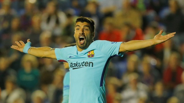 Luis Suarez tak bisa menerima kenyataan. (Foto: Heino Kalis/Reuters)