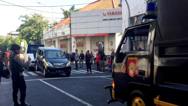 Mobil yg terkena ledakan di Polrestabes. (Foto: Ferio Pristiawan/kumparan)