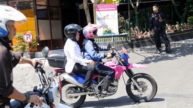 Risma patroli naik motor keliling Surabaya. (Foto: Instagram @trirismaharini)