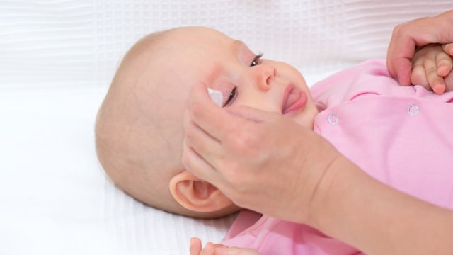 Membersihkan mata bayi. (Foto: Thinkstock)