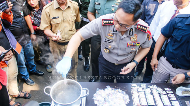 Polresta Bogor Kota Musnahkan Ribuan Miras. (Foto: Dok. Humas Polresta Bogor)