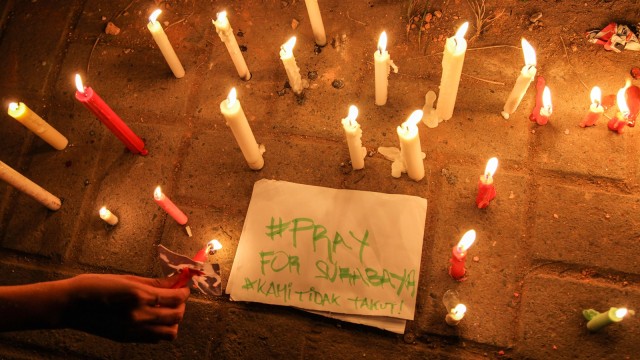 Nyala Lilin Untuk Korban Bom Surabaya (Foto: AFP/Ivan Damanik)