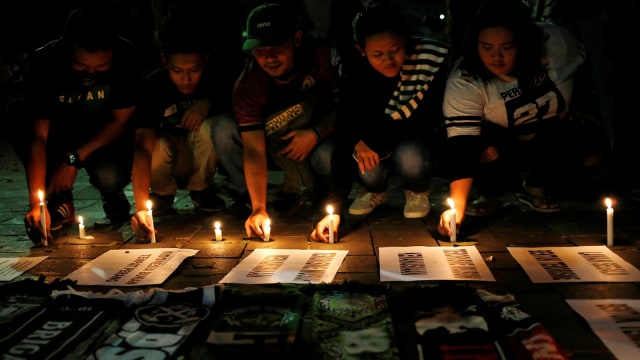 Nyala Lilin Untuk Korban Bom Surabaya (Foto: REUTERS/Willy Kurniawan)