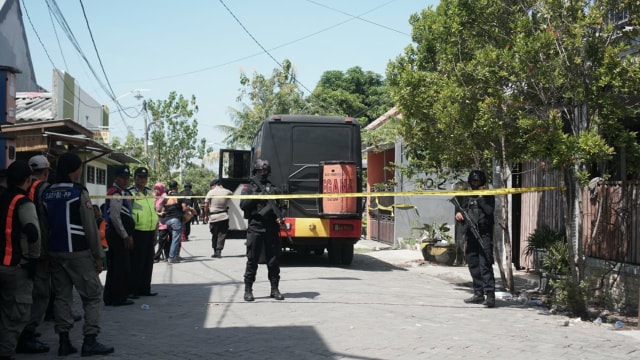 Gegana geledah rumah pelaku bom Polrestabes. (Foto: Maulana Ramadhan/kumparan)