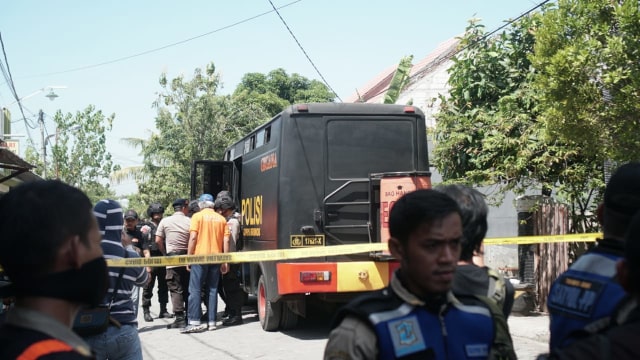 Gegana geledah rumah pelaku bom Polrestabes. (Foto: Maulana Ramadhan/kumparan)