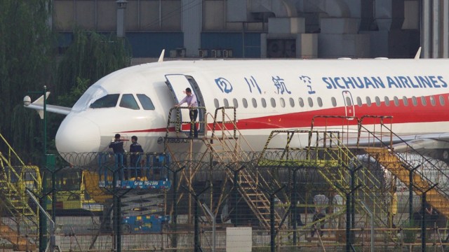 Kaca depan Sichuan Airlines Pecah (Foto: REUTERS/Stringer )