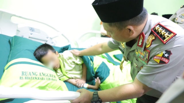 Anak bomber Rusunawa Wonocolo dengan Kapolri (Foto: Dok. Polri)