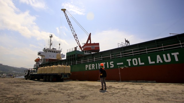 Kapal Perintis Tol Laut melakukan bongkar muatan. Foto: ANTARA FOTO/Budi Candra Setya